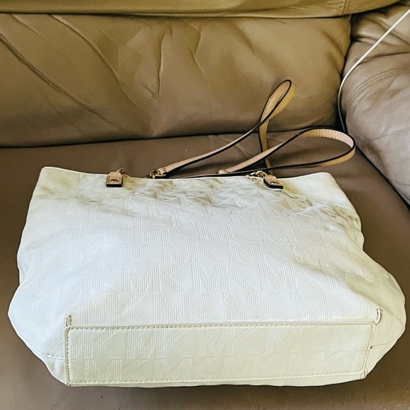 Beautiful Micheal Kors bag - Picture 5 of 16